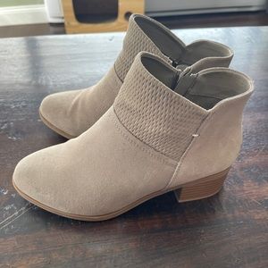 🐈⬛ Addition Elle Fall/spring Booties. Light beige color.